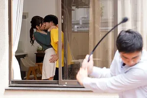 Hai bạn gái chơi đùa cosplay cá mập và anh kế sẽ là người làm thịt cá mập