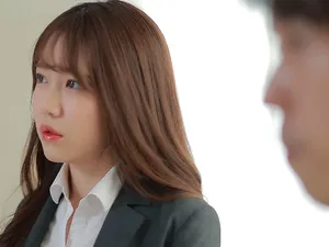 28 mông của cô gái trẻ đầy nước dâm dục