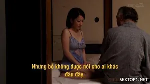 Đến nhà bạn chơi, thanh niên lén nhìn mẹ bạn móc lồn thì bị phát hiện