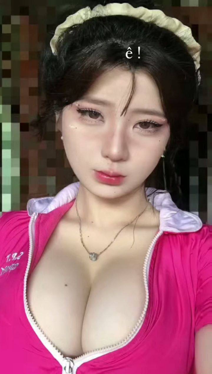 Một người đẹp ngực khủng hình chữ S quan hệ với một người đàn ông lực lưỡng trong khách sạn vào đêm khuya. Sau khi tán tỉnh và quan hệ bằng miệng trên ghế sofa, cô ấy đưa anh lên giường và quan hệ tình dục một cách thô bạo. Ngực cô ấy rung lên...